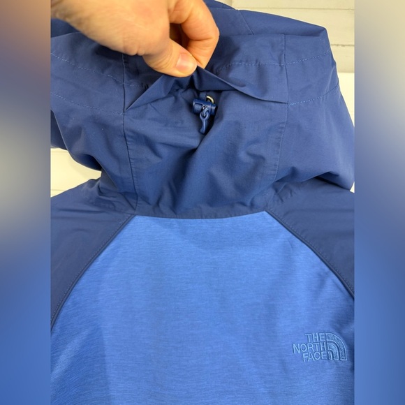 The North Face women’s 2 toned blue hooded windbreaker jacket. Size large. - Picture 8 of 9